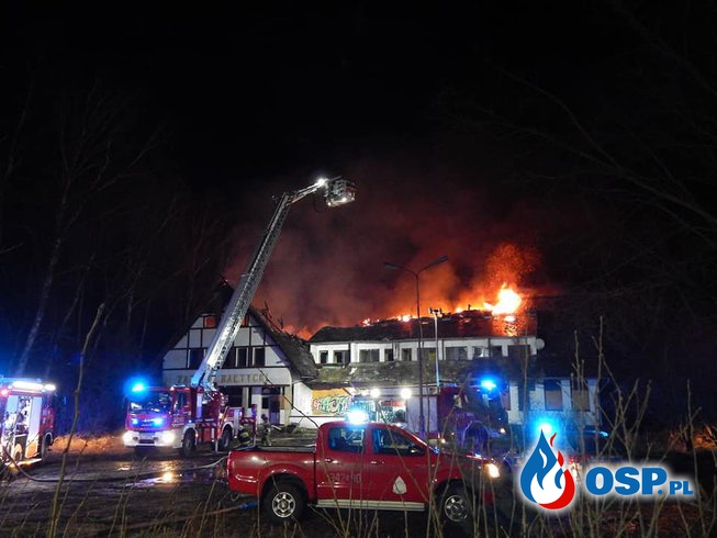 Nocny pożar dawnego zajazdu w Przewłoce. W trakcie akcji runął dach. OSP Ochotnicza Straż Pożarna