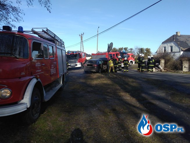 Kierująca straciła panowanie nad samochodem - dachowała OSP Ochotnicza Straż Pożarna