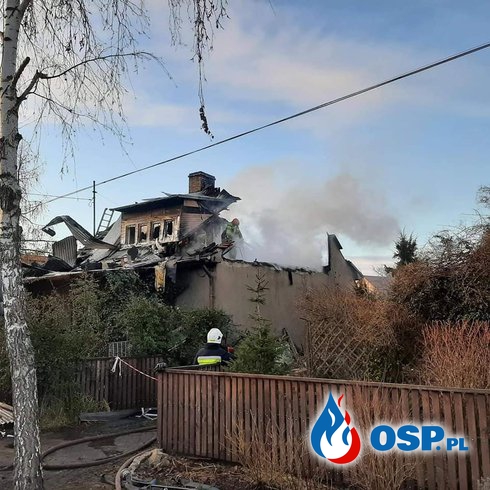 Groźny pożar domu w Skwierzynie. W akcji 8 zastępów strażaków. OSP Ochotnicza Straż Pożarna