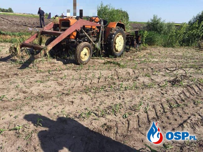 Przewrócony ciągnik rolniczy pod którym znajdował sie kierowca.(wypadek śmiertelny ) OSP Ochotnicza Straż Pożarna