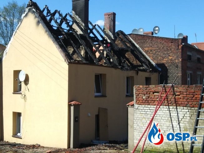 Policjanci wyprowadzili mieszkańców z płonącego budynku OSP Ochotnicza Straż Pożarna