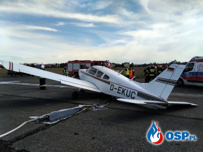 Awaryjne lądowanie samolotu z uszkodzonym podwoziem w Warszawie. OSP Ochotnicza Straż Pożarna