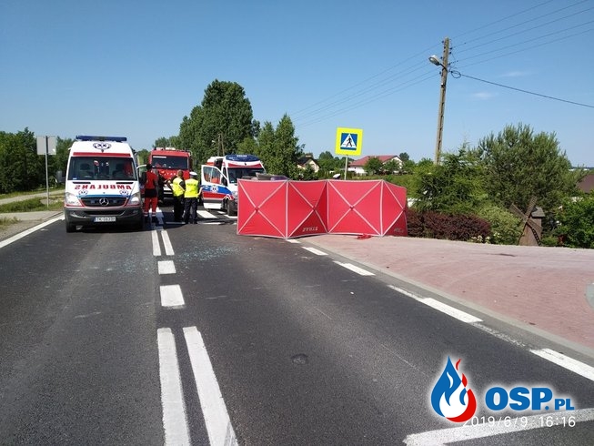 Zderzenie motocykla z samochodem pod Opatowem. Dwie osoby zginęły. OSP Ochotnicza Straż Pożarna