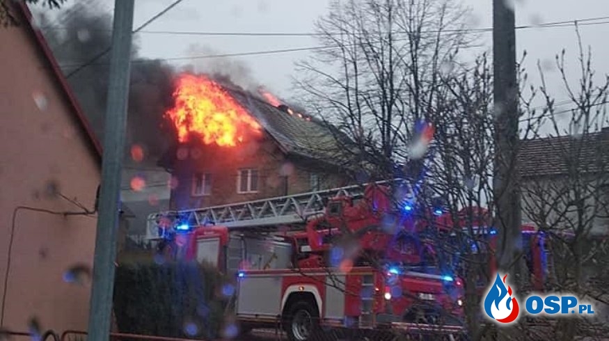 Pożar domu w Głębinowie. Mieszkańcy zdołali uciec przed ogniem. OSP Ochotnicza Straż Pożarna