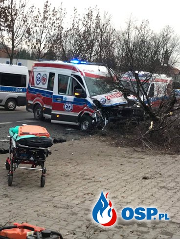 Poważny wypadek karetki jadącej na sygnale w Ostrowie Wielkopolskim! OSP Ochotnicza Straż Pożarna