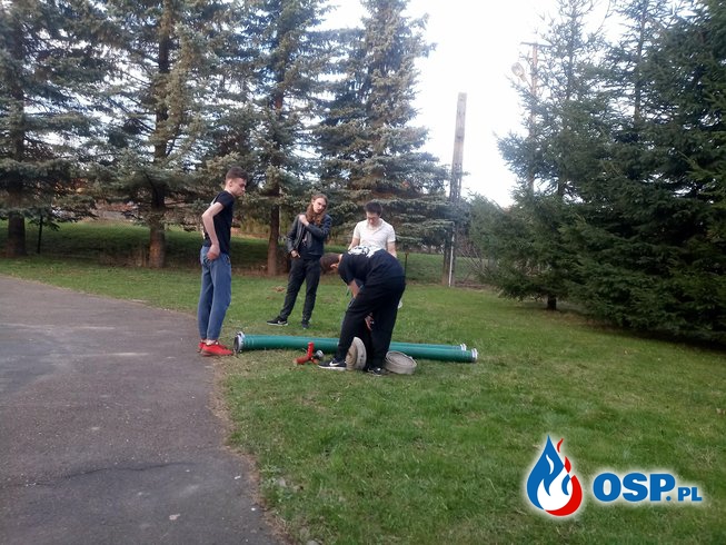 Młodzież rozpoczęłą ćwiczenia praktyczne OSP Ochotnicza Straż Pożarna