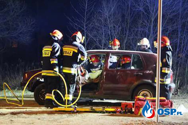 Wypadek samochodowy oraz niewielki pożar przy Parku w Starej Kuźni!!! OSP Ochotnicza Straż Pożarna