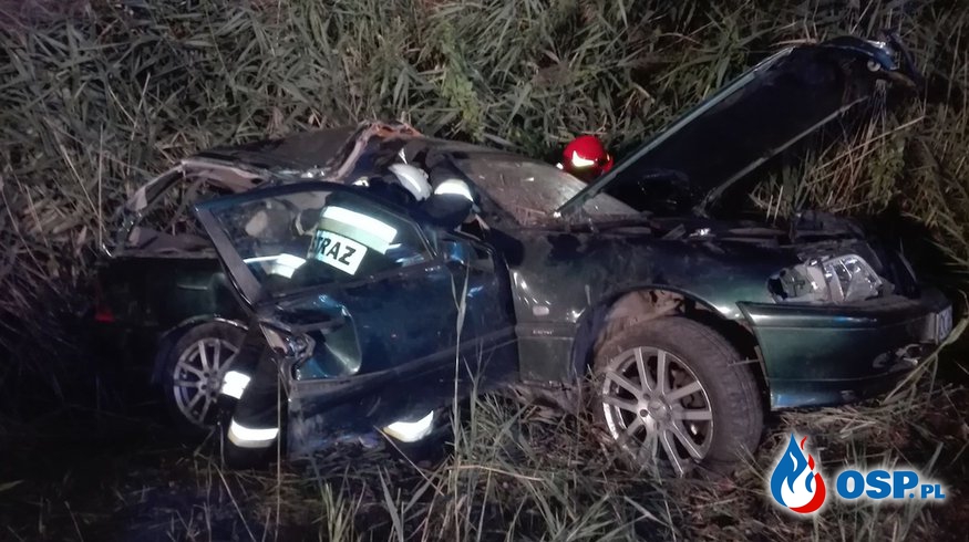 Mercedes z trójką nastolatków rozbił się na drzewie. Kierowca pijany i bez prawa jazdy. OSP Ochotnicza Straż Pożarna