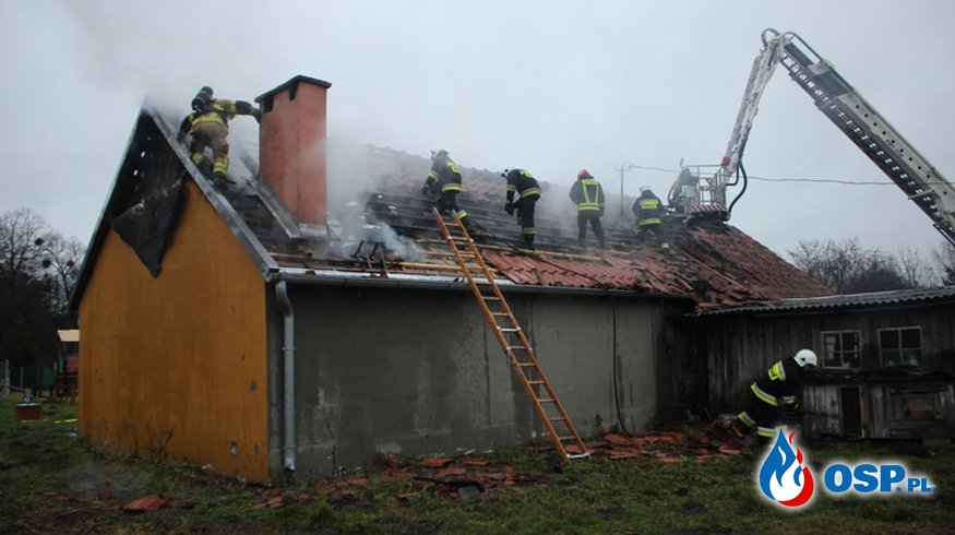 Pożar świetlicy wiejskiej w Baranówce. Ogień strawił całe poddasze. OSP Ochotnicza Straż Pożarna