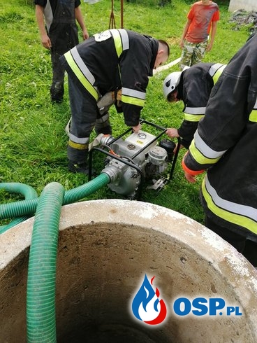 Pompowanie brudnej wody ze studni OSP Ochotnicza Straż Pożarna