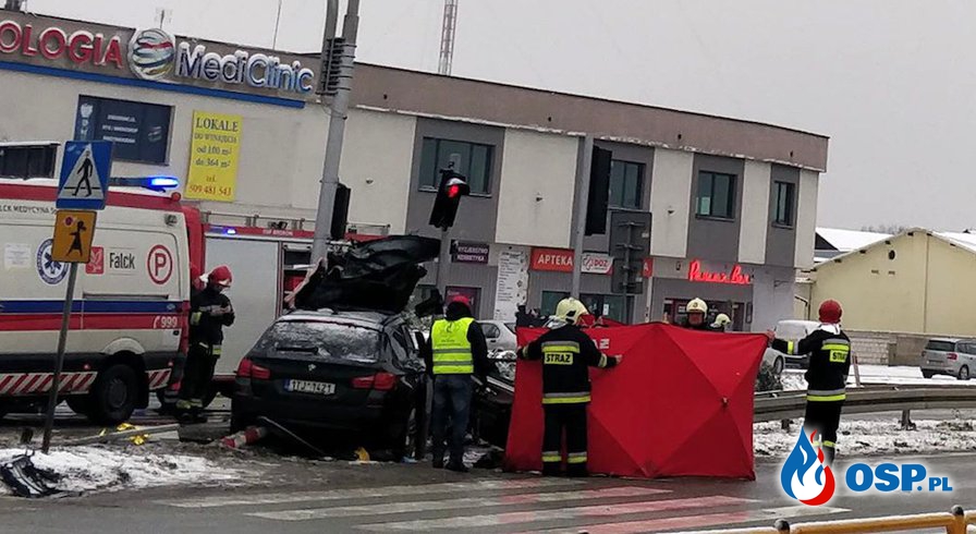 Tragiczny wypadek BMW pod Warszawą. Nie żyje 45-letnia kobieta. OSP Ochotnicza Straż Pożarna