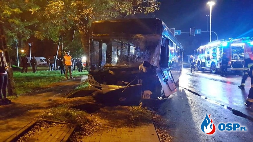 Ciężarówka uderzyła w autobus. 8 osób zostało rannych. OSP Ochotnicza Straż Pożarna