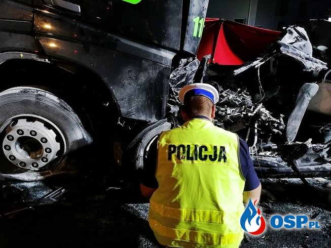 BMW czołowo zderzyło się z ciężarówką. 34-latek zginął na miejscu. OSP Ochotnicza Straż Pożarna