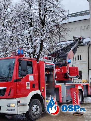 Śnieg uszkodził element dachu OSP Ochotnicza Straż Pożarna