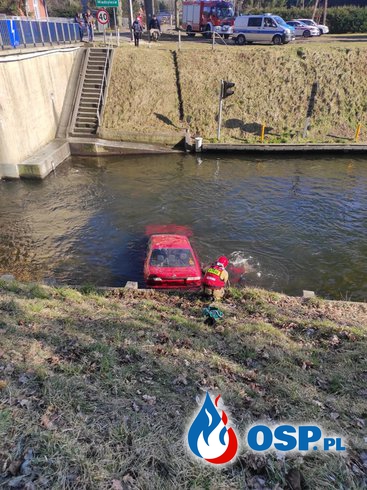 Samochód z 3 osobami wpadł do kanału. Akcja strażaków pod Ostródą. OSP Ochotnicza Straż Pożarna