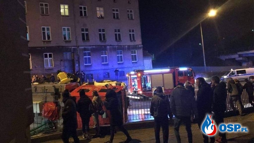 Wypadek wozu strażackiego w Słupsku. MAN przewrócił się na bok po zderzeniu z autem osobowym. OSP Ochotnicza Straż Pożarna