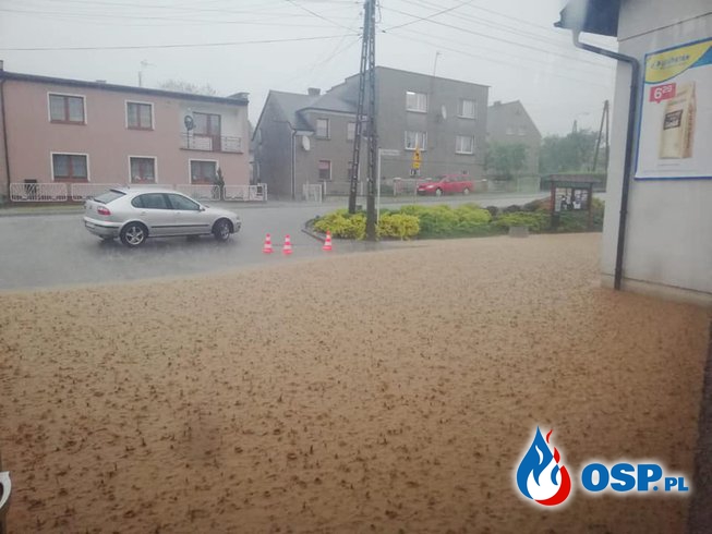 Ulice zamieniły się w rwące potoki. Po kolejnych nawałnicach zalane domy i remizy OSP. OSP Ochotnicza Straż Pożarna