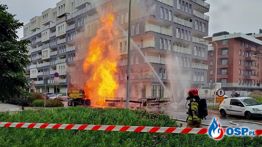 Koparka uszkodziła gazociąg, wybuchł pożar. Ewakuowano blisko 700 osób. OSP Ochotnicza Straż Pożarna