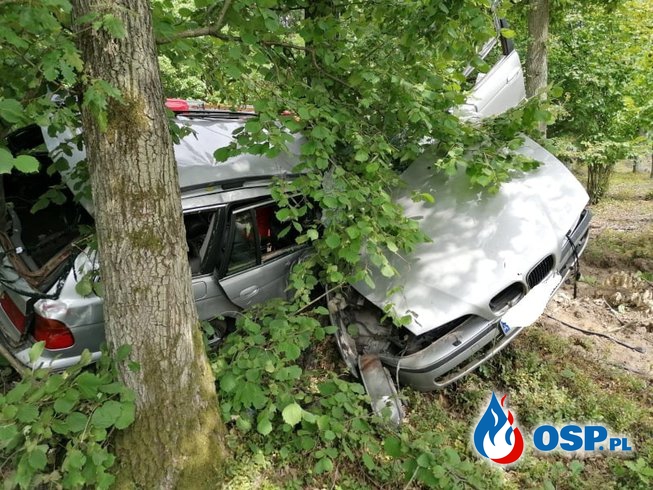 BMW owinęło się wokół drzewa. Po rannego 35-latka przyleciał śmigłowiec LPR. OSP Ochotnicza Straż Pożarna
