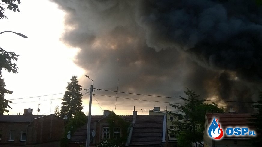 Ogromny pożar hali magazynowej w Gdańsku. Ogień gasi ponad 130 strażaków. OSP Ochotnicza Straż Pożarna