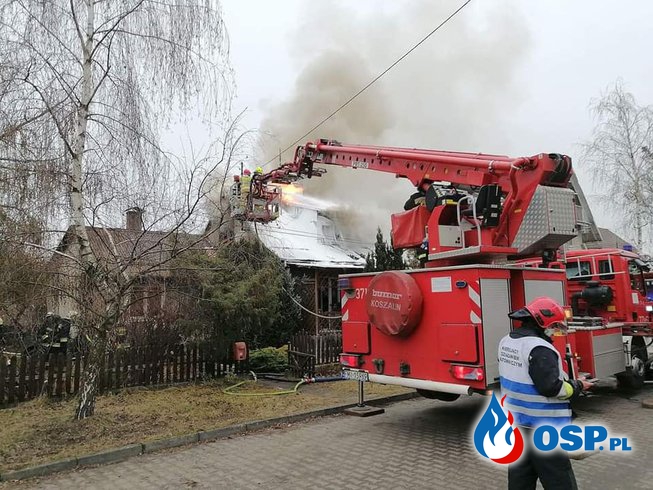 Groźny pożar domu w Skwierzynie. W akcji 8 zastępów strażaków. OSP Ochotnicza Straż Pożarna