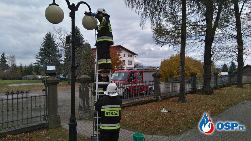 Druhowie wyczyścili lampy wokół kościoła OSP Ochotnicza Straż Pożarna