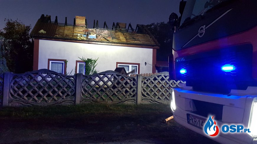 Nocny pożar domu jednorodzinnego. Mieszkańcy zdążyli uciec. OSP Ochotnicza Straż Pożarna