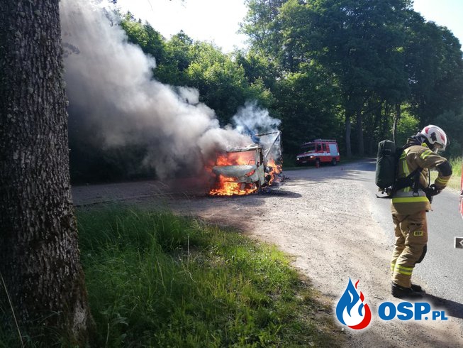 Pożar samochodu dostawczego. Auto stanęło w ogniu na lokalnej drodze. OSP Ochotnicza Straż Pożarna