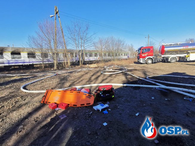 Groźny pożar wagonów kolejowych. Świadek ewakuował mężczyzn, wewnątrz została kobieta. OSP Ochotnicza Straż Pożarna