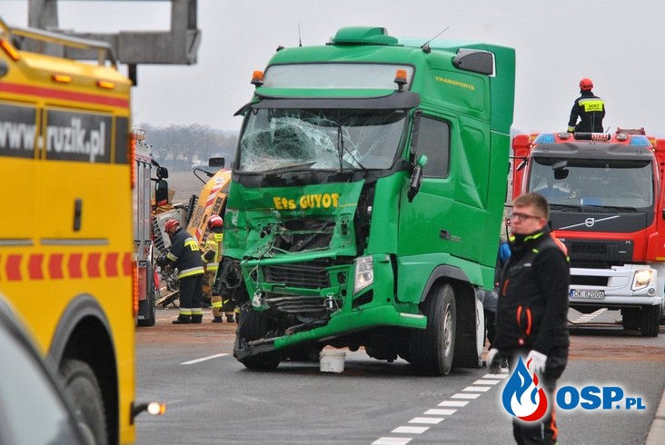 Zderzenie koparki z ciężarówką. W wypadku zginął 25-letni mężczyzna. OSP Ochotnicza Straż Pożarna