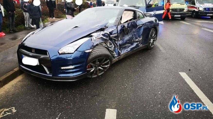 Sportowy Nissan GT-R rozbity w Bydgoszczy. Zderzenie 5 aut w centrum miasta. OSP Ochotnicza Straż Pożarna