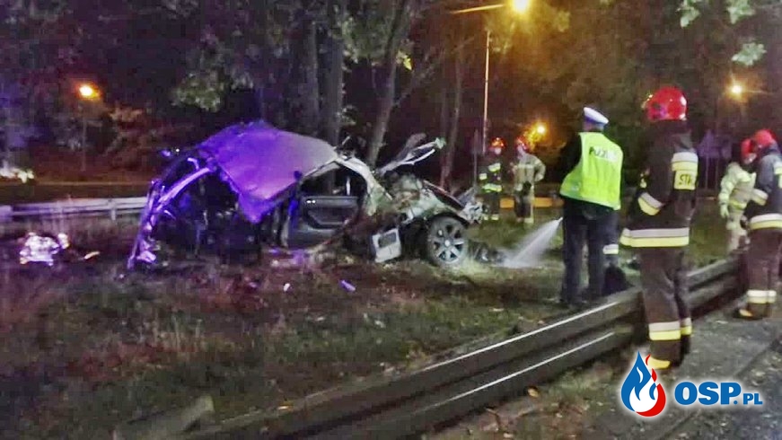 BMW rozpadło się na dwie części po zderzeniu z drzewem. Groźny wypadek w Warszawie. OSP Ochotnicza Straż Pożarna
