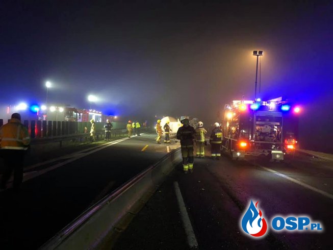 Przewrócona ciężarówka zablokowała autostradę A4. Akcja strażaków trwała całą noc. OSP Ochotnicza Straż Pożarna