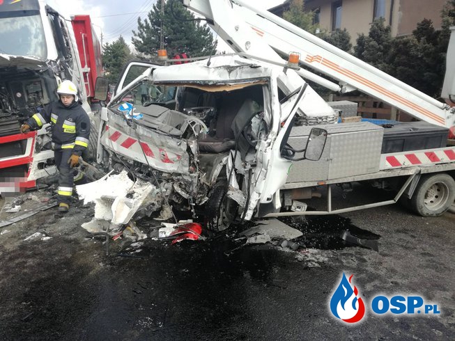 Czołowe zderzenie z ciężarówką. Jedna osoba ciężko ranna. OSP Ochotnicza Straż Pożarna