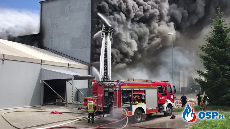 Dwie osoby ranne w pożarze hali produkcyjnej w Koszalinie. "Próbowały gasić ogień". OSP Ochotnicza Straż Pożarna