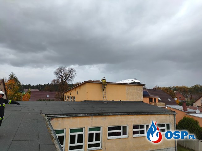 221/2021 Zerwany dach w szkole w Stołecznej OSP Ochotnicza Straż Pożarna