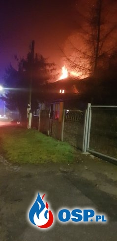 Groźny pożar domu w Brożcu. Spłonęło piętro i dach. OSP Ochotnicza Straż Pożarna