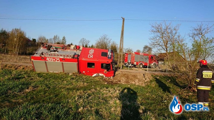 Strażacy jechali do pożaru, ich wóz utknął w rowie OSP Ochotnicza Straż Pożarna