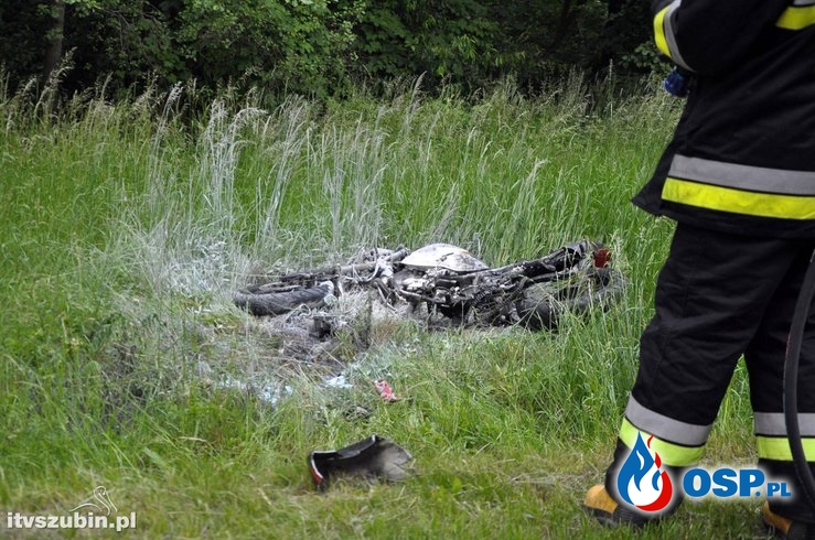 Motorower spłonął po zderzeniu z autem. Tragedia w Szubinie. OSP Ochotnicza Straż Pożarna