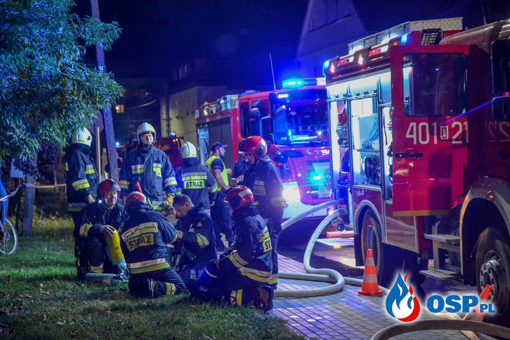 Nocny pożar kamienicy w Lewinie Brzeskim. W akcji 11 zastępów straży pożarnej. OSP Ochotnicza Straż Pożarna