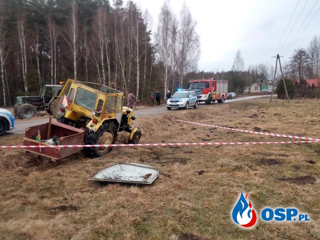 Przewrócony traktor przygniótł pasażera, kierowca miał prawie 4 promile. W akcji śmigłowiec LPR. OSP Ochotnicza Straż Pożarna