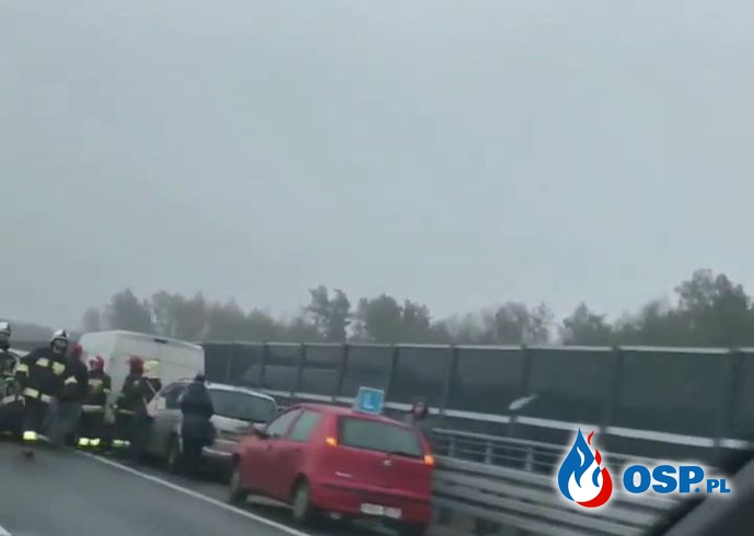 Karambol na S-51 pod Olsztynem. Zderzyło się 18 pojazdów. OSP Ochotnicza Straż Pożarna