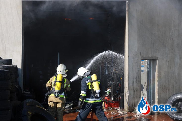 Ogromny pożar zakładu wulkanizacyjnego w Lubrzy. W akcji ponad 30 zastępów strażaków. OSP Ochotnicza Straż Pożarna