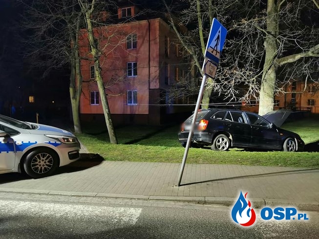 Pijany kierowca wjechał w radiowóz. Policyjny pościg zakończył się na drzewie. OSP Ochotnicza Straż Pożarna