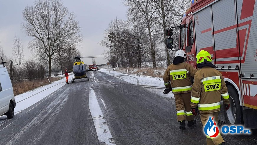 Dachowanie na oblodzonej drodze. Po ranną kobietę przyleciał śmigłowiec LPR. OSP Ochotnicza Straż Pożarna