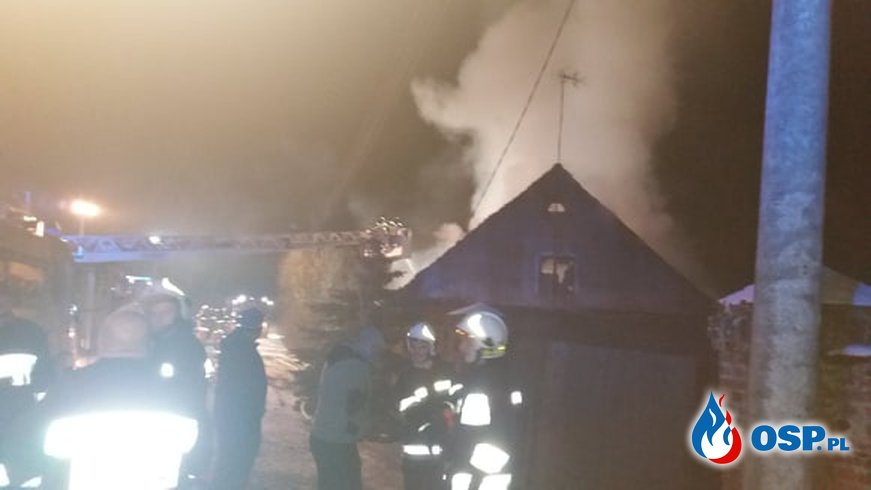 Dach domu zawalił się podczas pożaru. Rodzina nie może do niego wrócić. OSP Ochotnicza Straż Pożarna