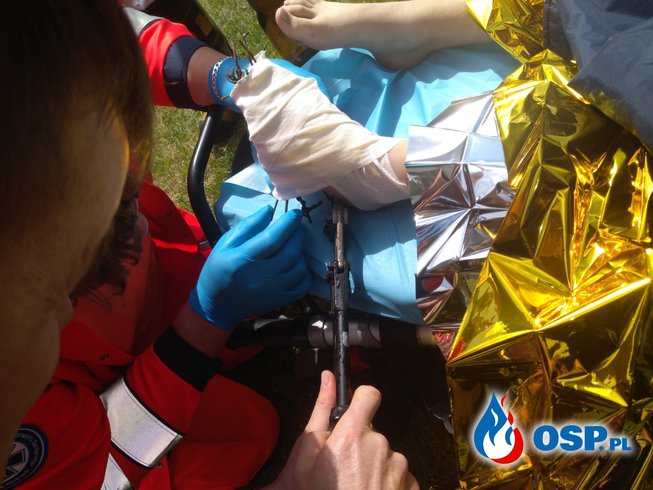 13-latek zaplątał się w druty w stawie. Na ratunek ruszyli strażacy. OSP Ochotnicza Straż Pożarna
