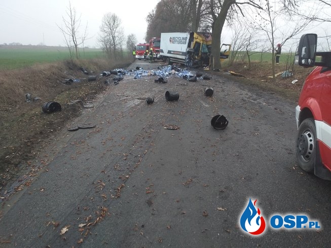 Ciężarówka uderzyła w drzewo. Na miejscu lądował śmigłowiec LPR. OSP Ochotnicza Straż Pożarna