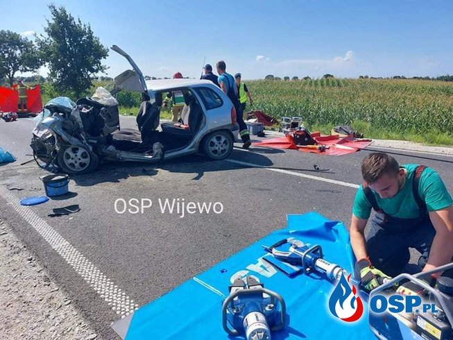 Tragiczny finał czołowego zderzenia dwóch aut. Zginął 78-letni kierowca. OSP Ochotnicza Straż Pożarna