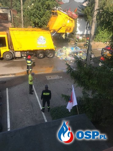  Kierowca płonącej śmieciarki przyjechał do straży OSP Ochotnicza Straż Pożarna